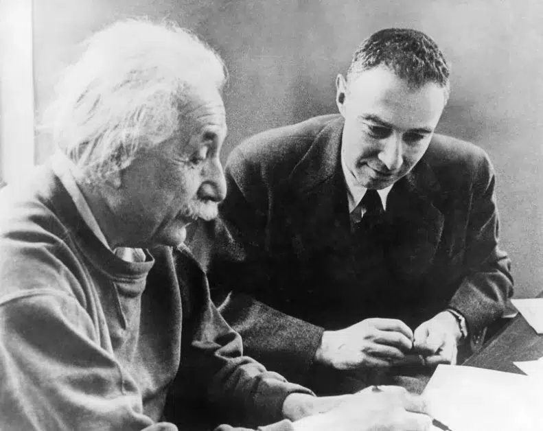 J. Robert Oppenheimer e Albert Einstein